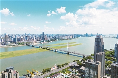 蓝天白云下的八一大桥