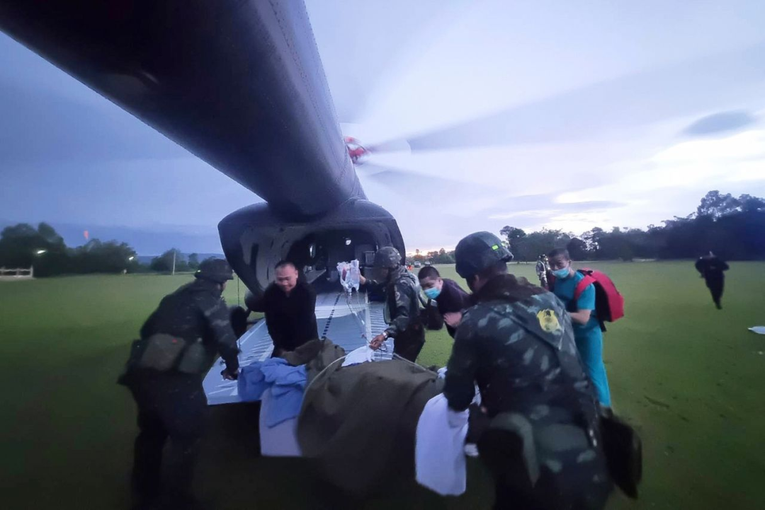 ▎一名踩到地雷受伤的泰国士兵于本周三被空运送往泰国乌汶府的一家医院。图源：美联社