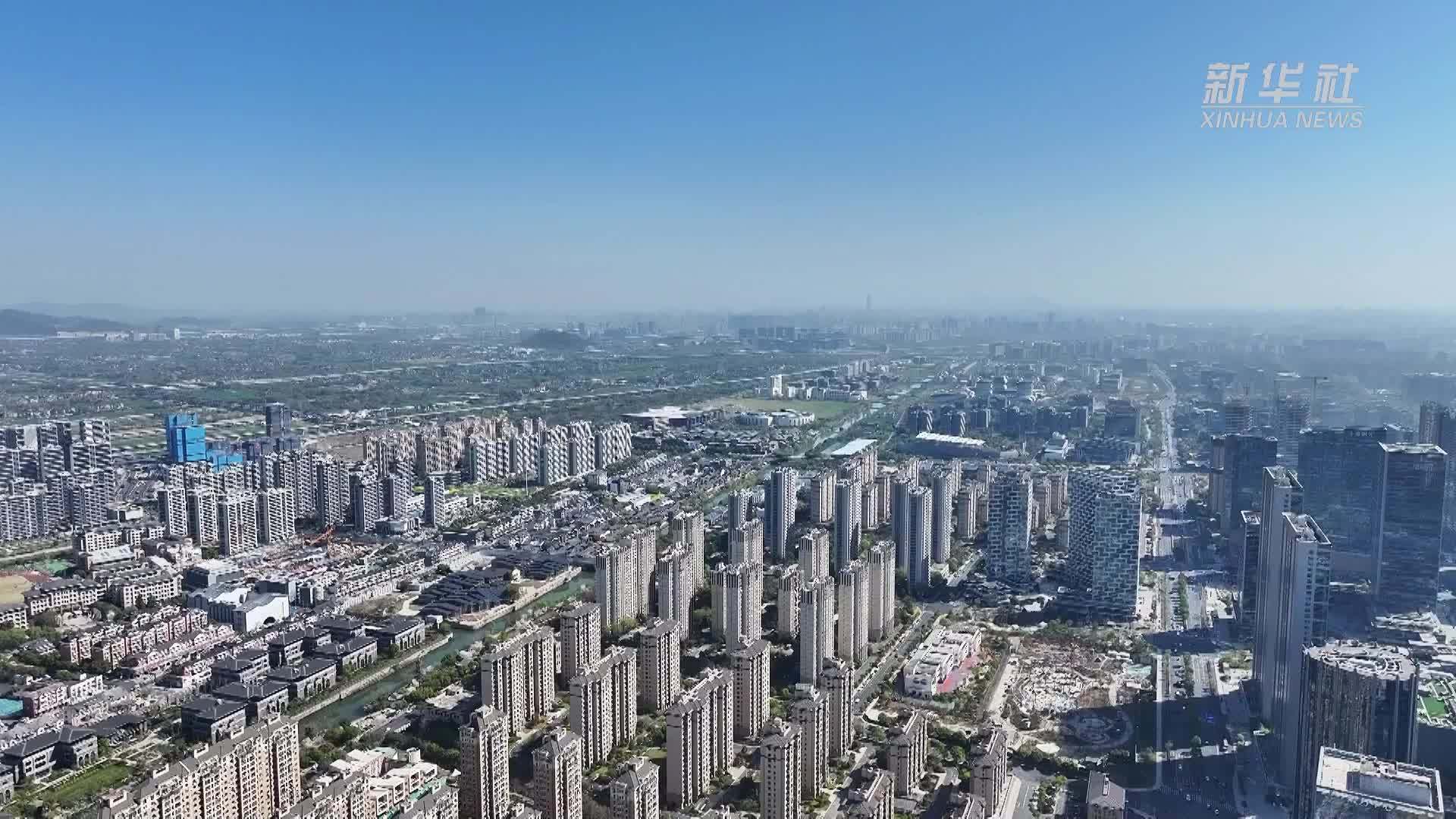 地铁站“空调医生”：攀高爬低 守护一份“清凉”