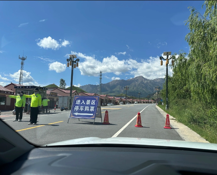 网友称在马蹄寺景区门口走县道被拦路收费。 网络图