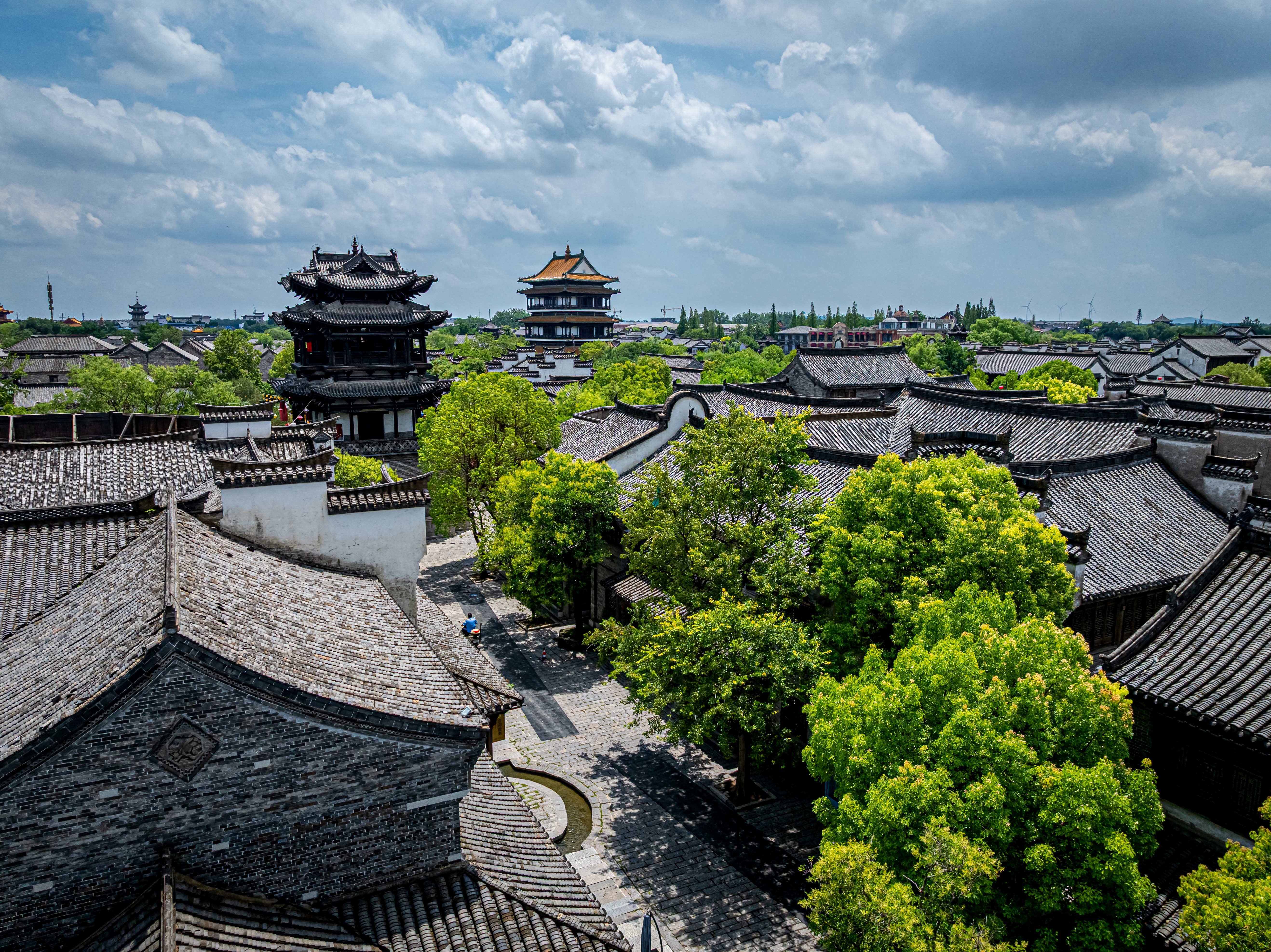 蓝天白云扮靓古城。新华网发（孔闯 摄）