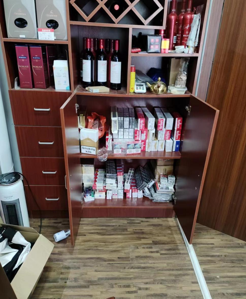 办案人员查获的非法烟草制品。
