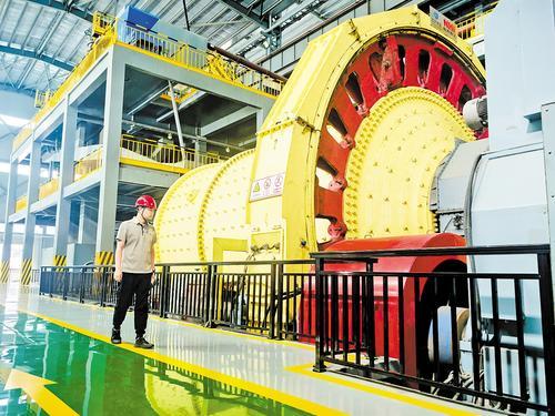 6月12日，宽城大地矿业有限公司技术人员在车间调试大型球磨机。 本组图片由本报记者陈宝云摄