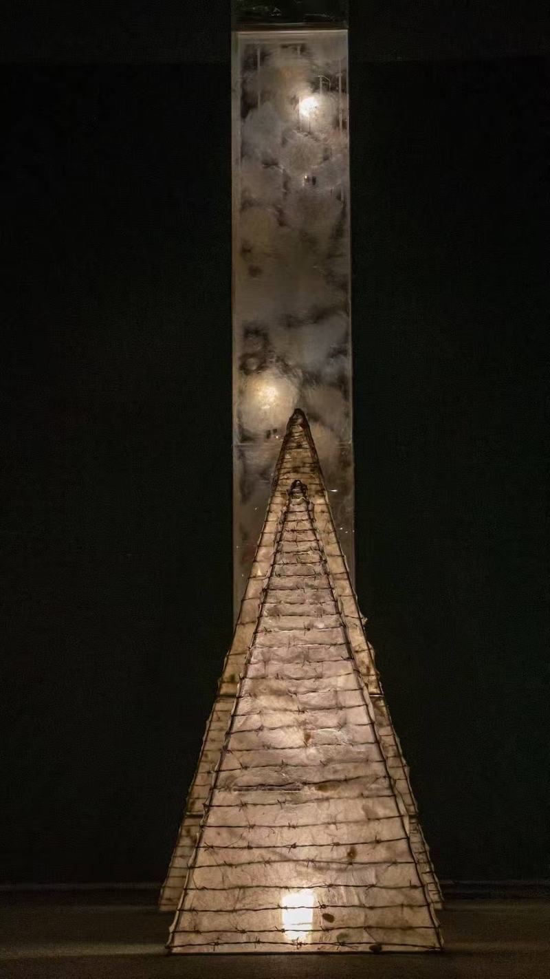 展览现场,梁绍基《天庭》。