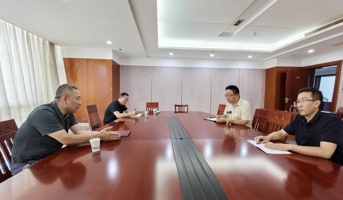 图为东台市“两会”会长金学宏在市党史办了解东台独立团、冰雕6连相关历史