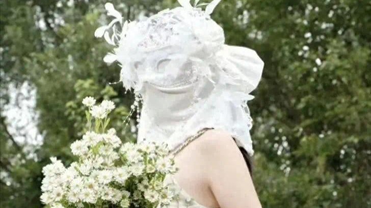 为圈钱脸都不要了！戴面具开演唱会，票价直逼周杰伦，哪来的自信封面图