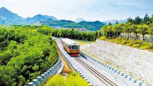 6月12日，穿行在孤山子村矿山公园里的观光小火车。