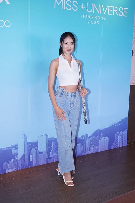 佳丽清爽穿搭展示才艺。