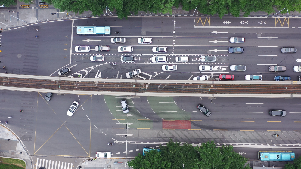 ▲改造后的南岸区学府大道招商交科院路口，多辆汽车正在调头。市公安局交巡警总队供图