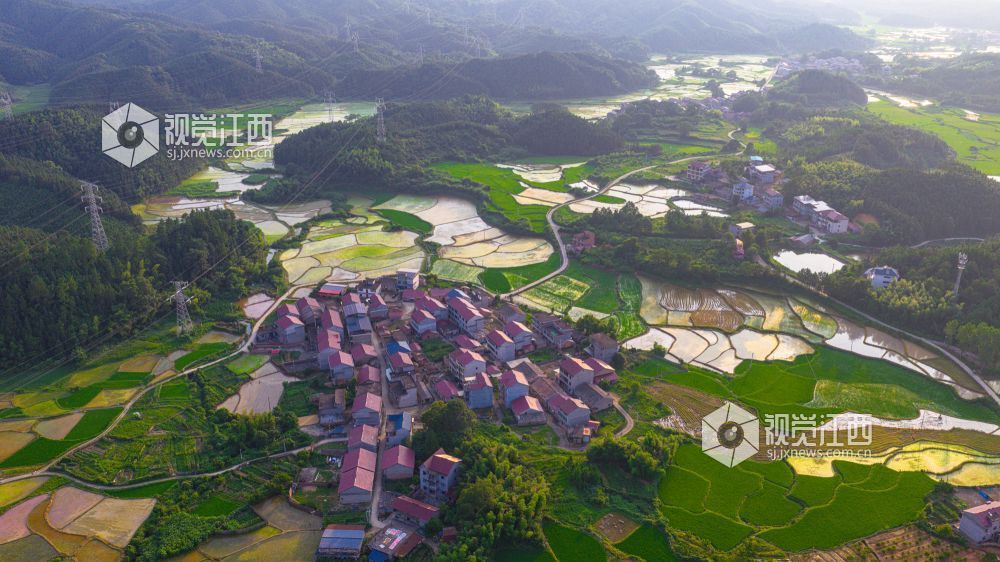 2025年7月15日在江西省吉安市峡江县覆箱峰拍摄的画面。