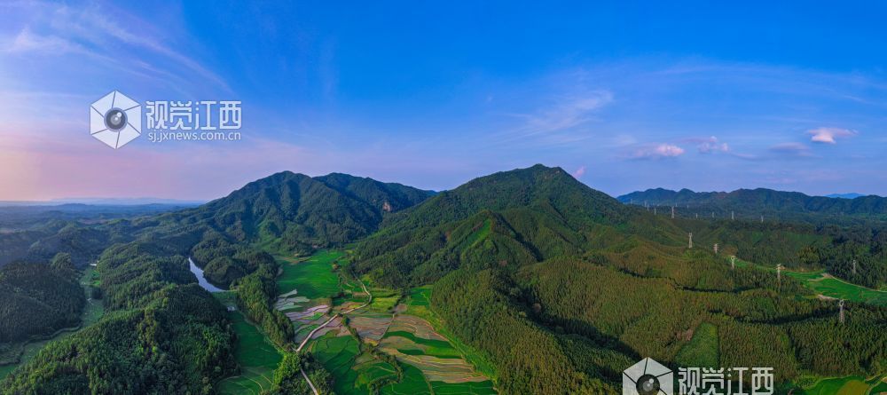 2025年7月15日在江西省吉安市峡江县覆箱峰拍摄的画面。