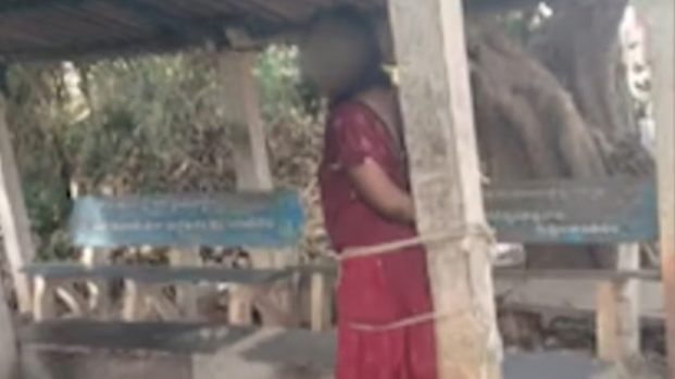 印度女子因出轨男同事，被其妻绑柱子上处私刑