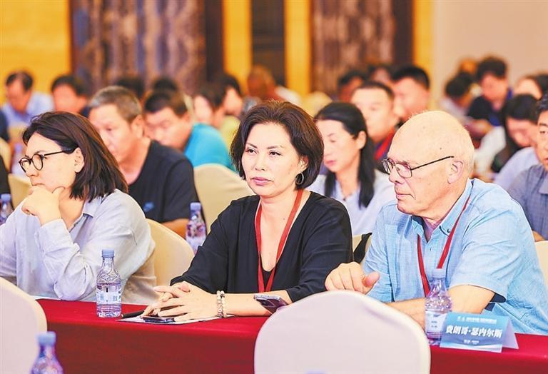 与会嘉宾参加定西马铃薯产业高质量发展圆桌对话活动