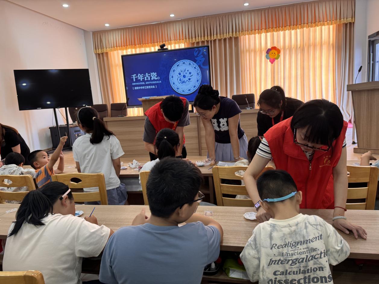 志愿者现场指导仿烧蓝传统文化体验 殷一文 摄