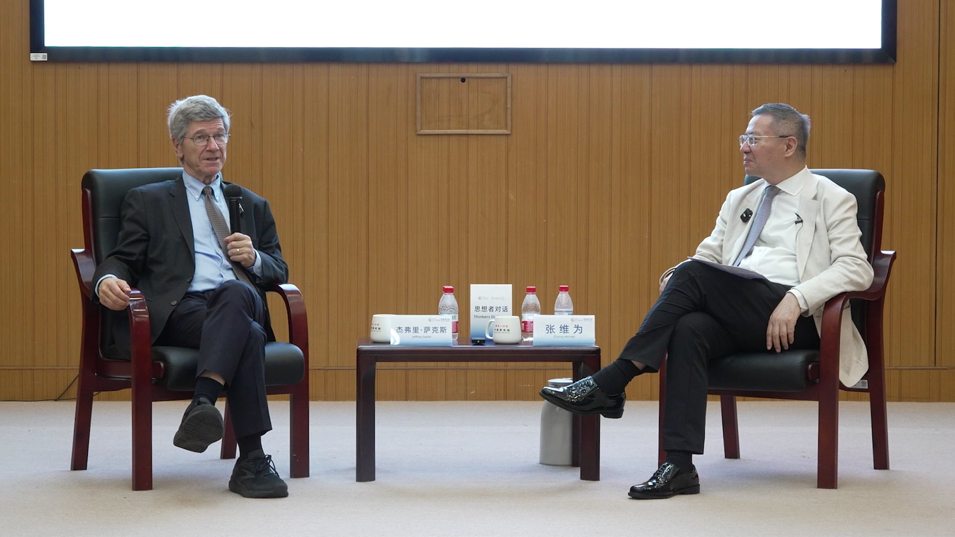 萨克斯：俄罗斯下象棋，中国下围棋，美国玩扑克，扑克充满虚张声势，但围棋象棋靠策略