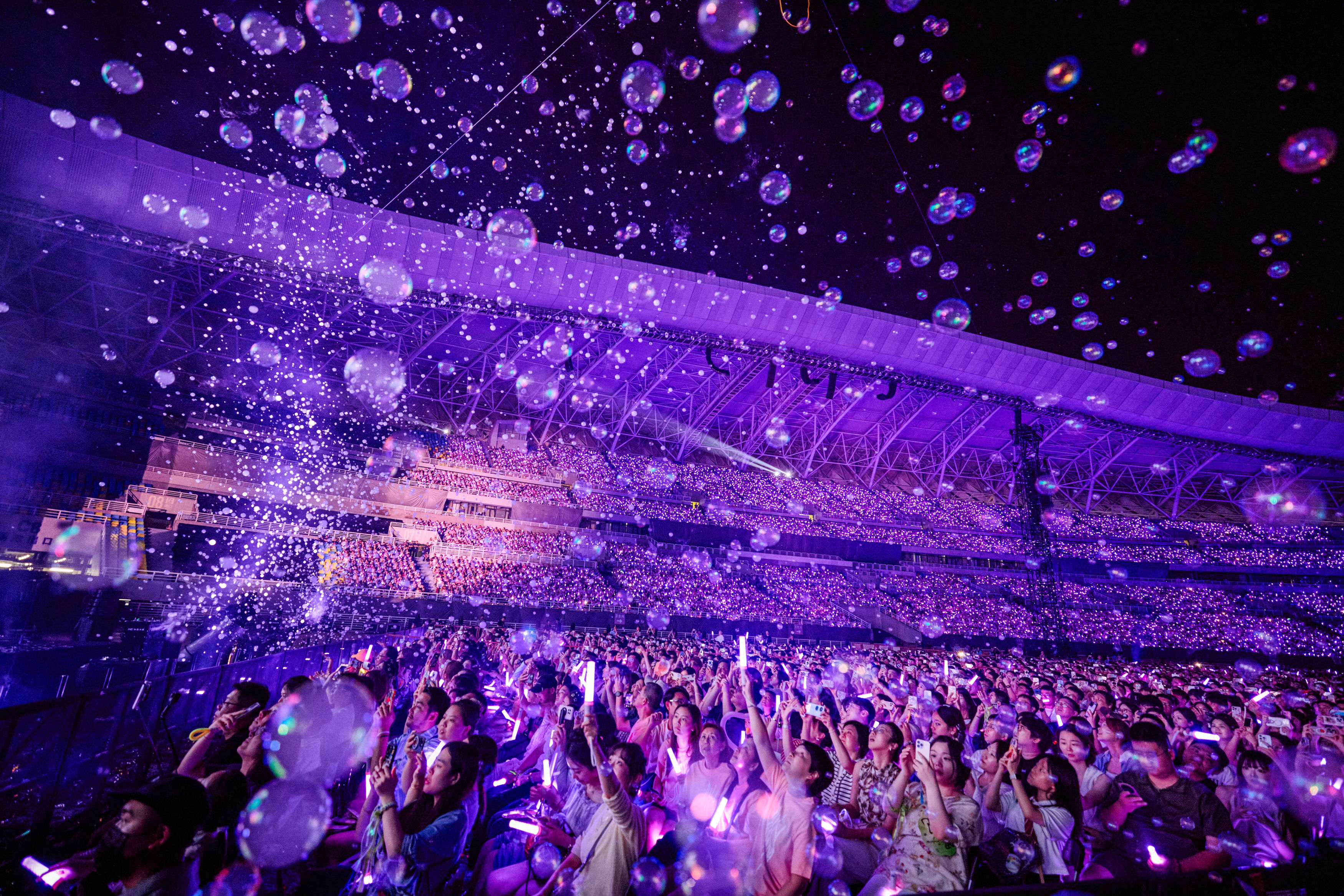 赭色日落与荧光海浪，八万人的25年之约  孙燕姿“就在日落以后”青岛双场完美收官