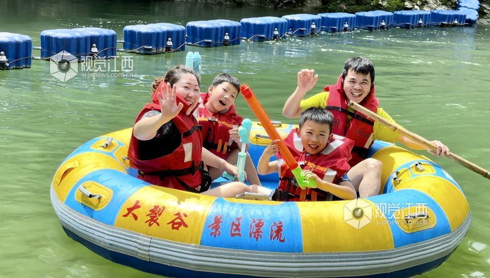 2025年7月21日，在江西省遂川县罗霄山大峡谷景区，迎来许多游客戏水消暑，乐享清凉。