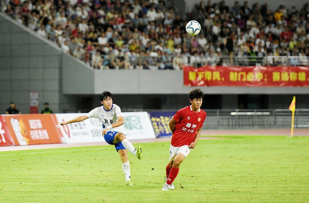 宜春队（白）组织进攻。