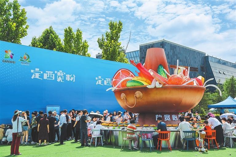 7月22日，市民积极参加“定西宽粉”推广活动。