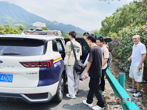 执法人员帮助转移受困旅客