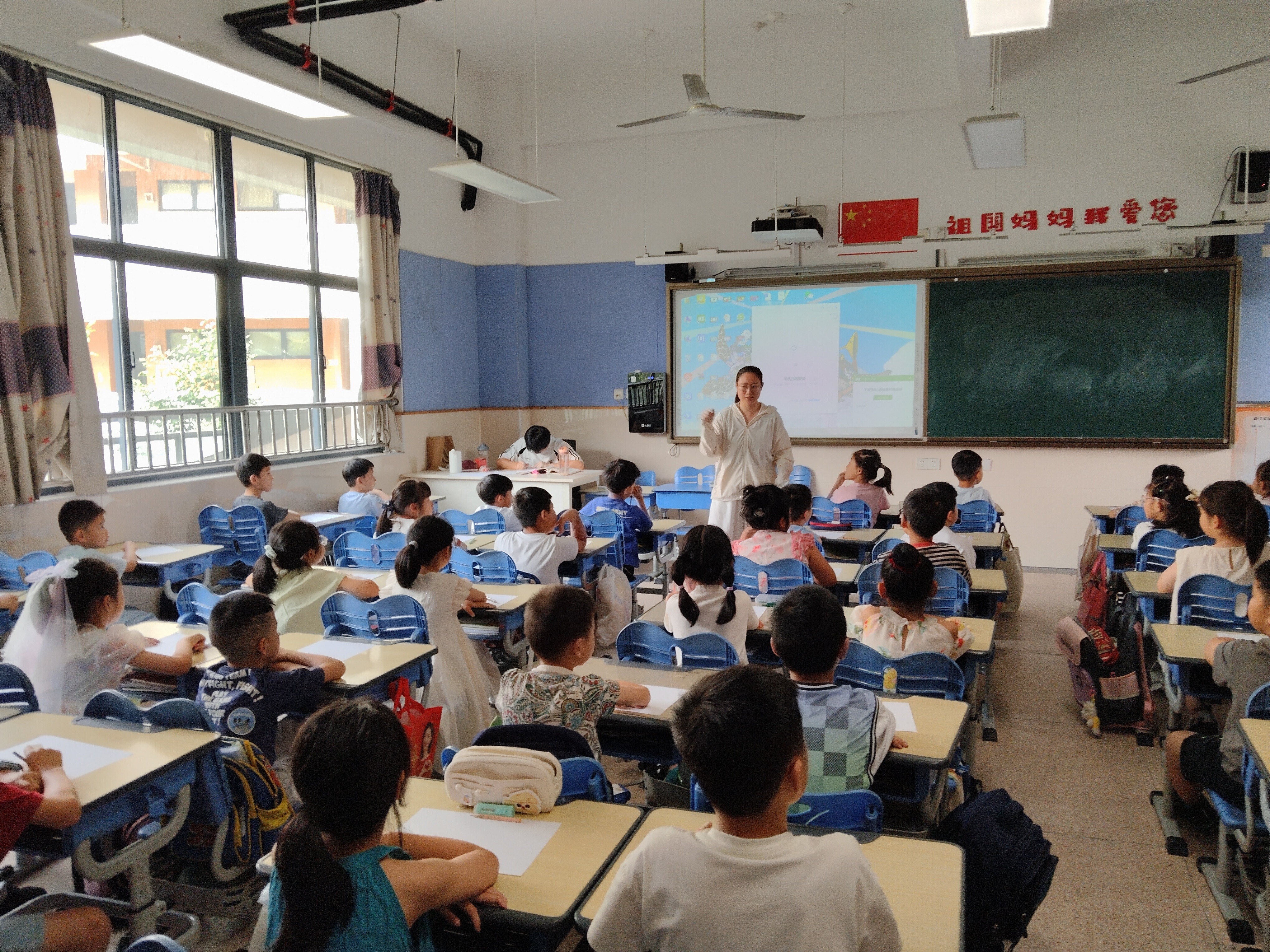 幼师严妍娜：从“小候鸟”到志愿者传爱15年