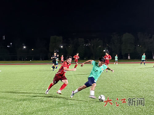 7月17日晚，宜春体育公园足球场，正在备战赣超的宜春队球员在热身赛中拼抢。