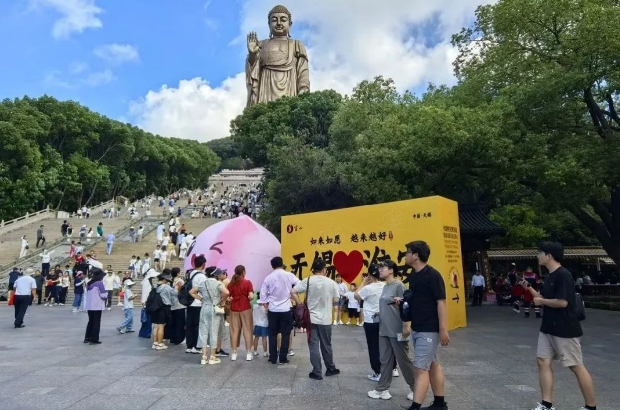 无锡灵山景区内，因“苏超”而来的游客络绎不绝