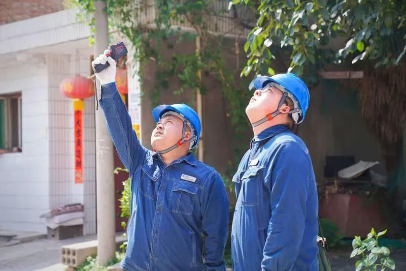 电力工作者在高温下作业。资料图