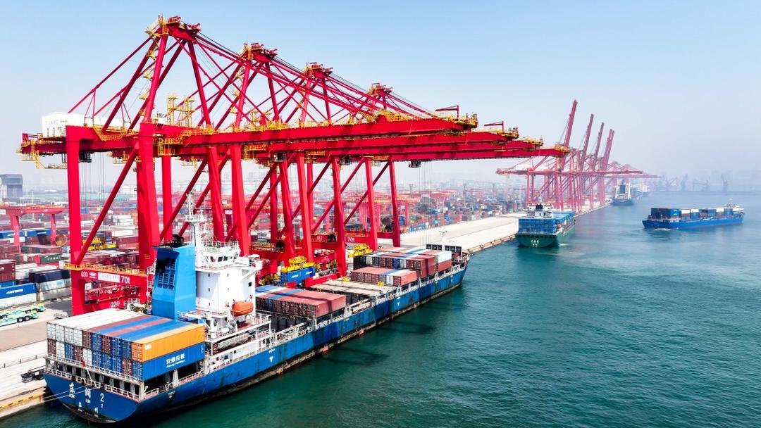 5月20日，在山东港口日照港集装箱码头，船舶停泊作业（无人机照片）。