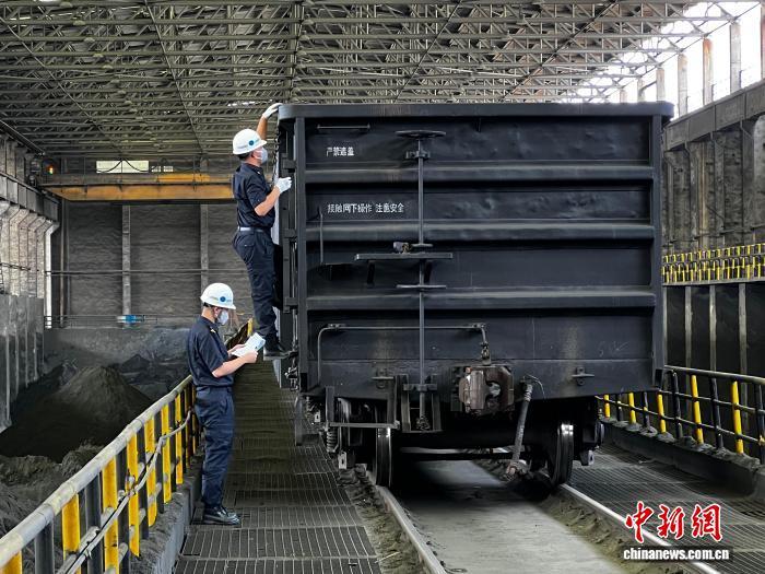 图为兰州海关所属金昌海关关员开展进口铜精矿监管（资料图）　汪东浩　摄