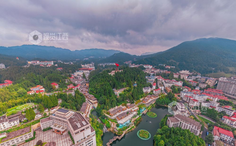 2025年7月19日在江西省井冈山景区凌云街拍摄的画面。