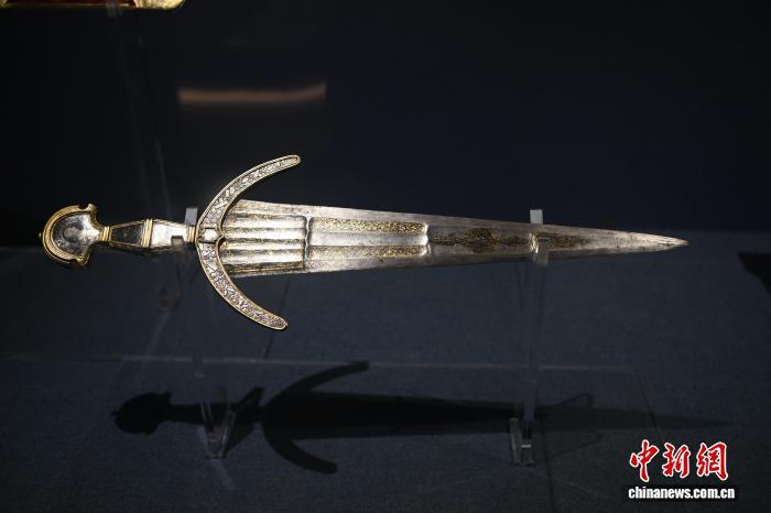 7月24日,在位于甘肃省兰州市的甘肃省博物馆展陈的五指剑。中新社记者 李亚龙 摄