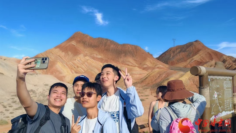 澳门青少年探秘七彩丹霞　直呼想再来