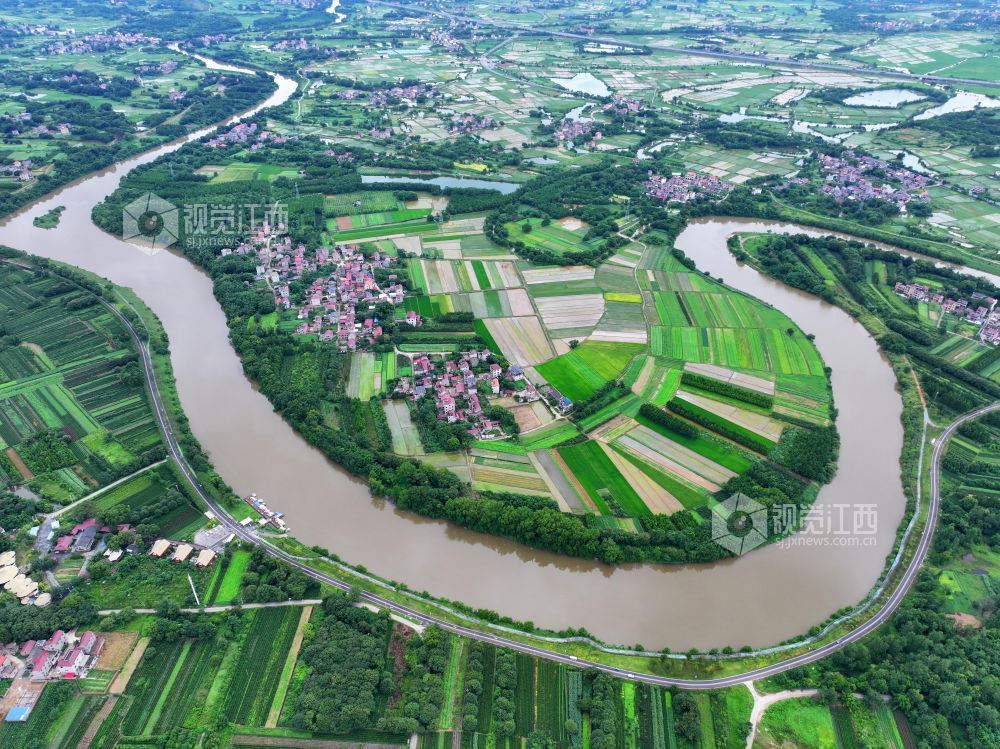 7月22日,江西省吉安市泰和县马市镇蜀口村,蜀口河蜿蜒穿越大地,源源不断输送生态活水,保障农业夏灌用水。