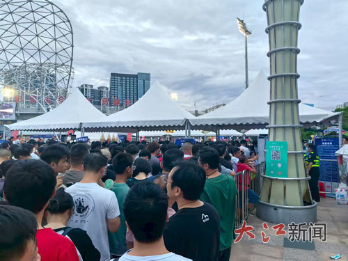 体育场外人山人海。