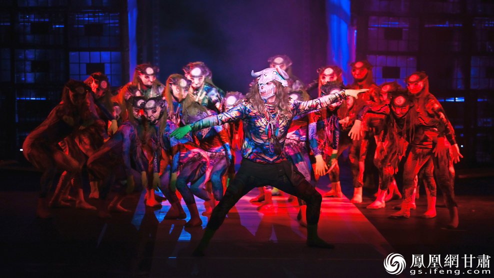 当地居民和海内外游客近万人在如梦似幻的视听盛宴中，感受文化艺术的优雅、自信与无尽魅力。李德宇　摄