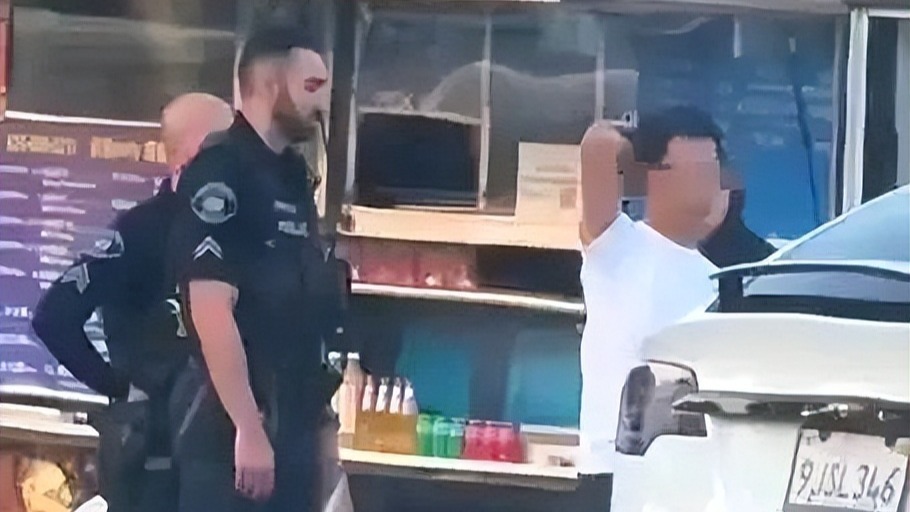 美国卖酱香饼小伙否认专骗中国人：机器像印钞机，心累总被举报