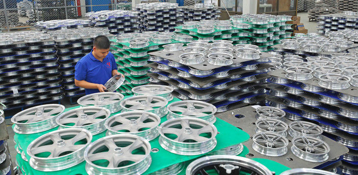 江西今飞轮毂有限公司生产车间工人正在对产品进行出厂前最后的检测。