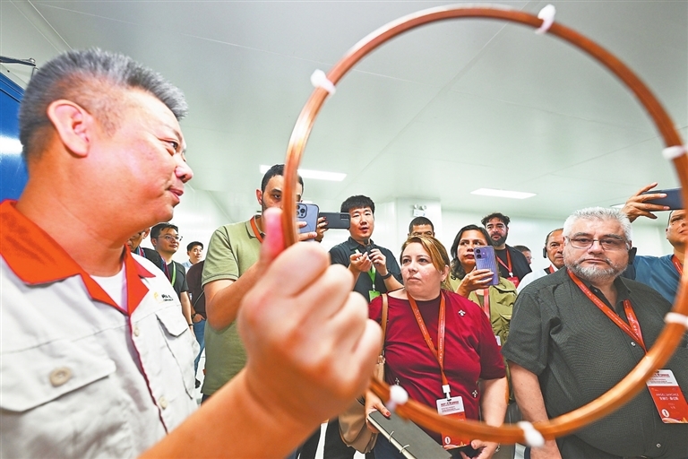 7月16日,外媒嘉宾在位于抚州市的江西铜博科技股份有限公司采风。江西日报全媒体记者 吴文兵摄