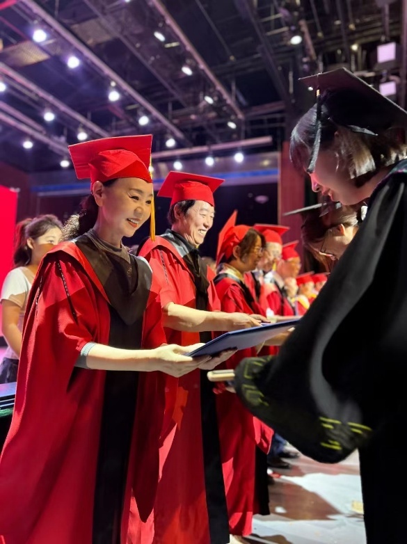 韩淑英教授为南传舞院首届毕业生颁发毕业证书