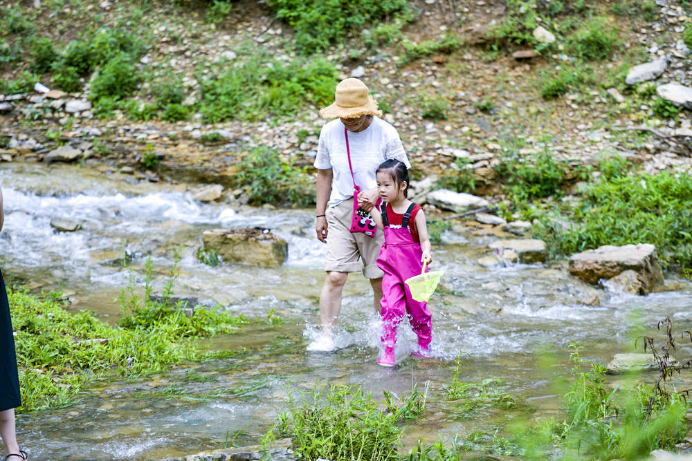 石崖峭壁汇聚山泉 龙洞风景区再现夏日限定美景