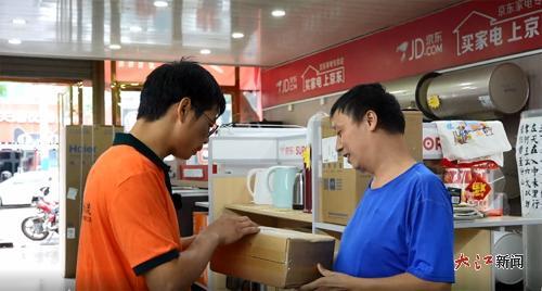 快递员在告知收件人包裹上的“消防安全” 提示