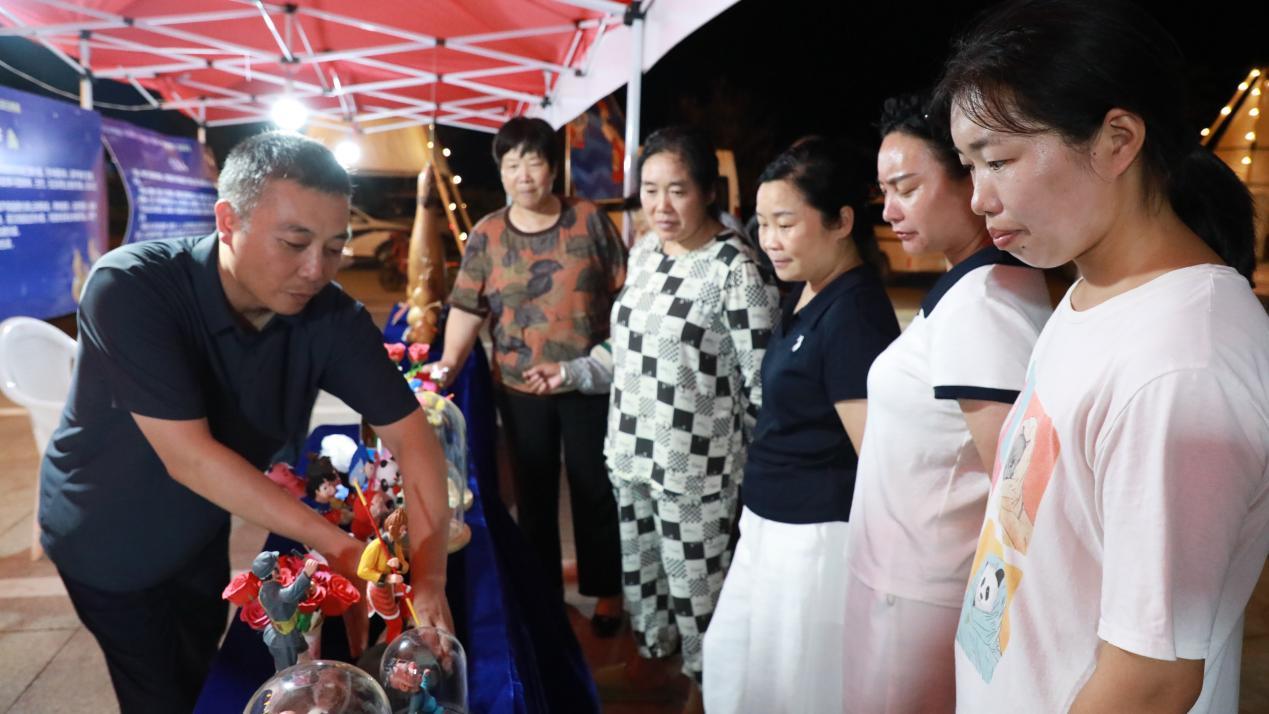 （原图为石桥镇“点亮星夜”文明市集非遗展示现场）