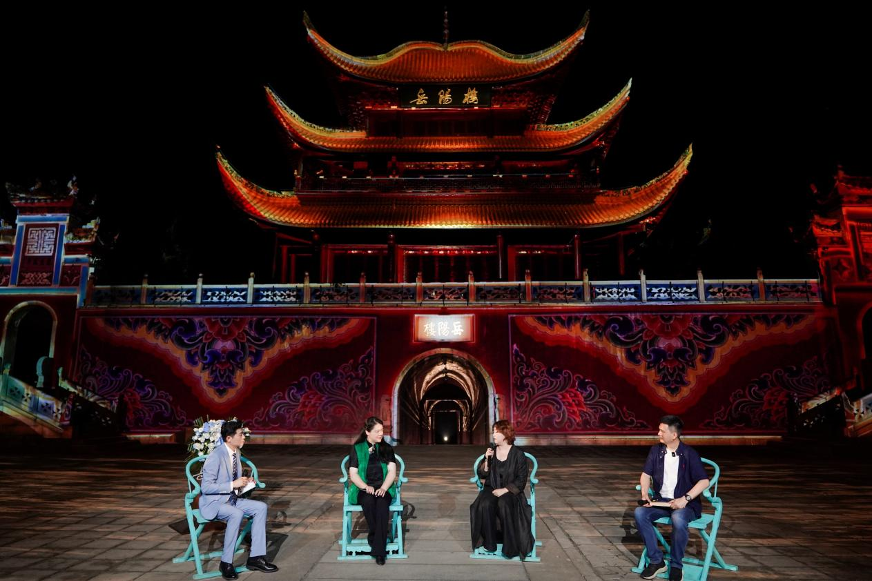 （左起二三四分别为《今上岳阳楼》总导演李彦、编剧徐珺蕊、“岳阳伢子”魏哲浩）