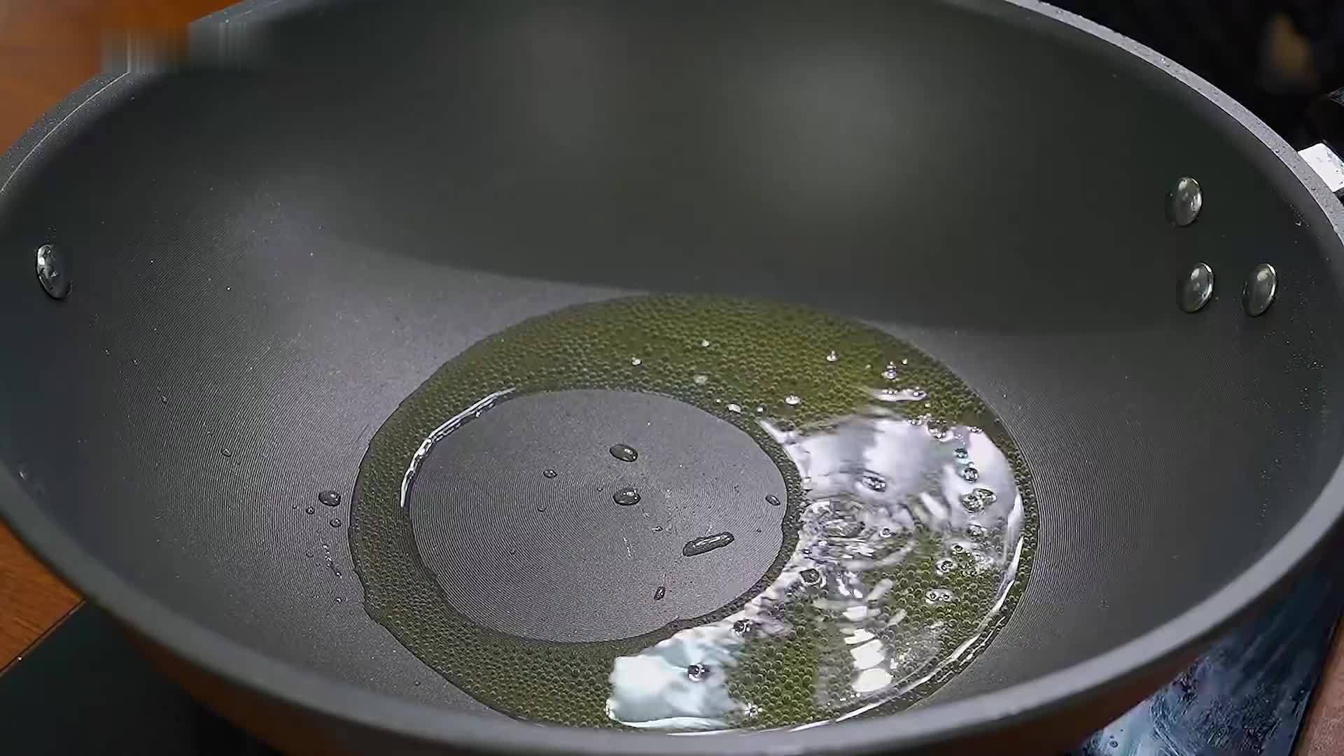 广东茶楼虾仁滑蛋秘传！3 个鸡蛋 + 1 勺淀粉，滑嫩到筷子夹不住