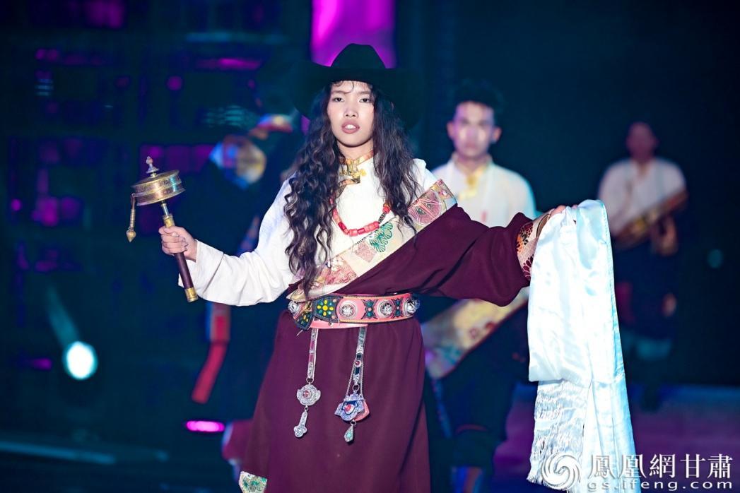 身着各色各式藏族特色服饰的模特从青青牧场走来，上演千百年来这片神奇土地上服饰文化伴随生长于斯人们生产生活的嬗变。李德宇　摄