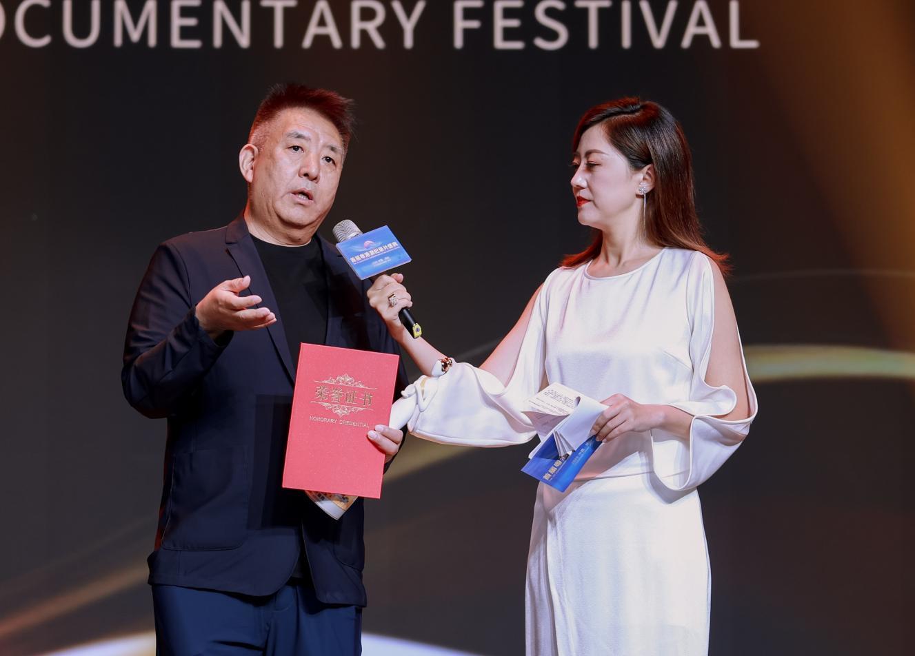 ▲《中华白海豚》的导演闫东（左）接受主持人采访