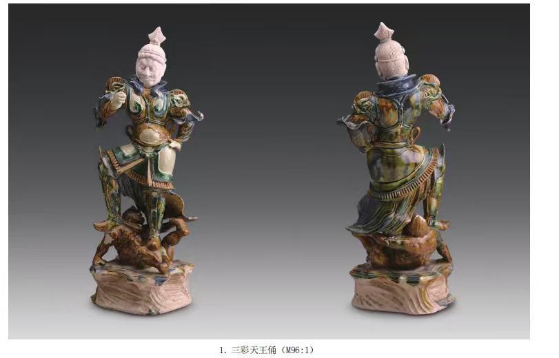墓中出土的三彩天王俑。