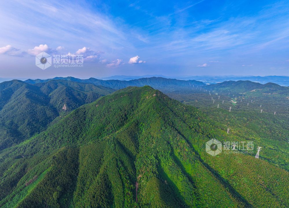 2025年7月15日在江西省吉安市峡江县覆箱峰拍摄的画面。