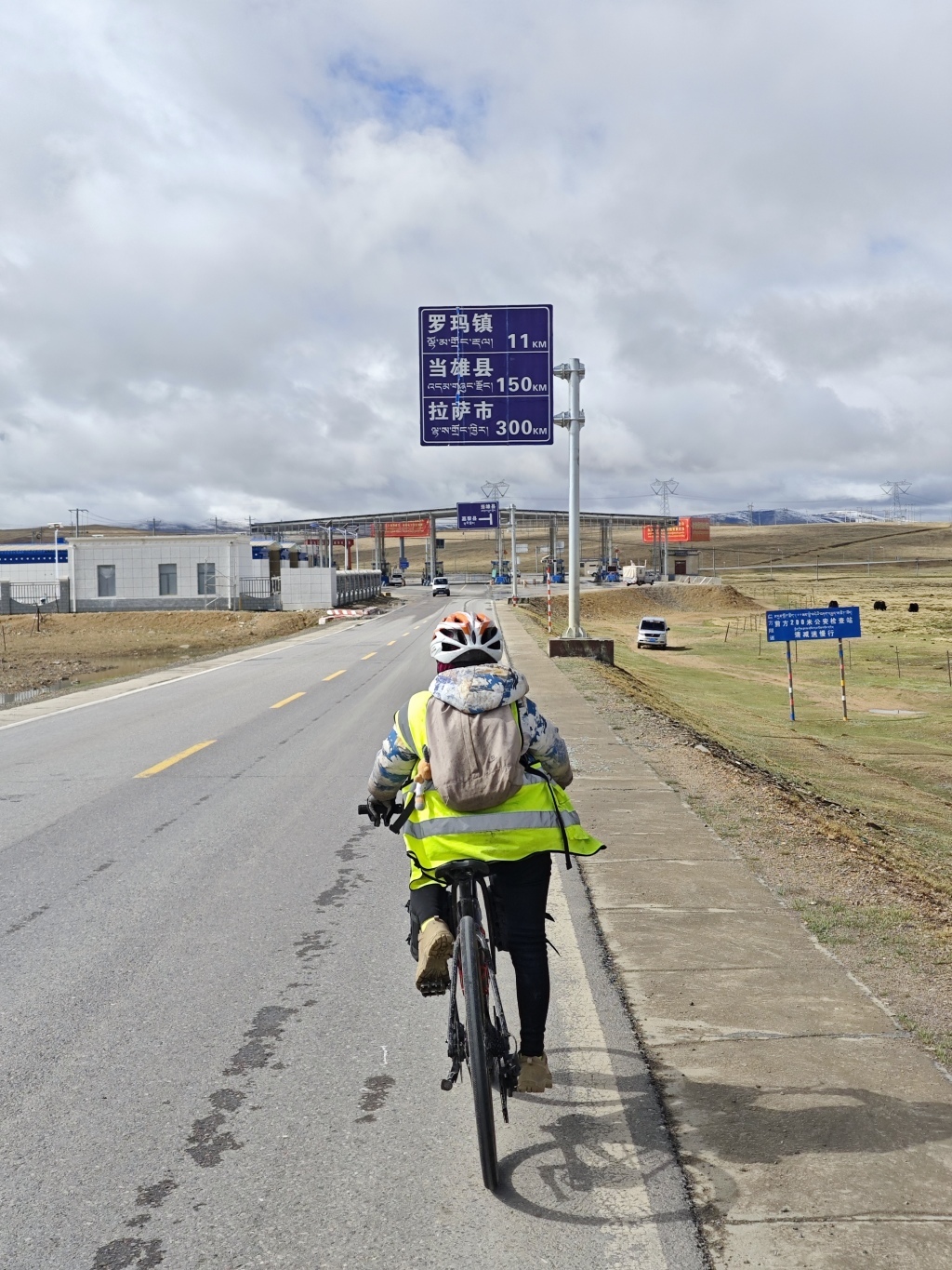 在青藏线骑行的超超,正离开那曲,前往拉萨。本文图片均为受访者供图